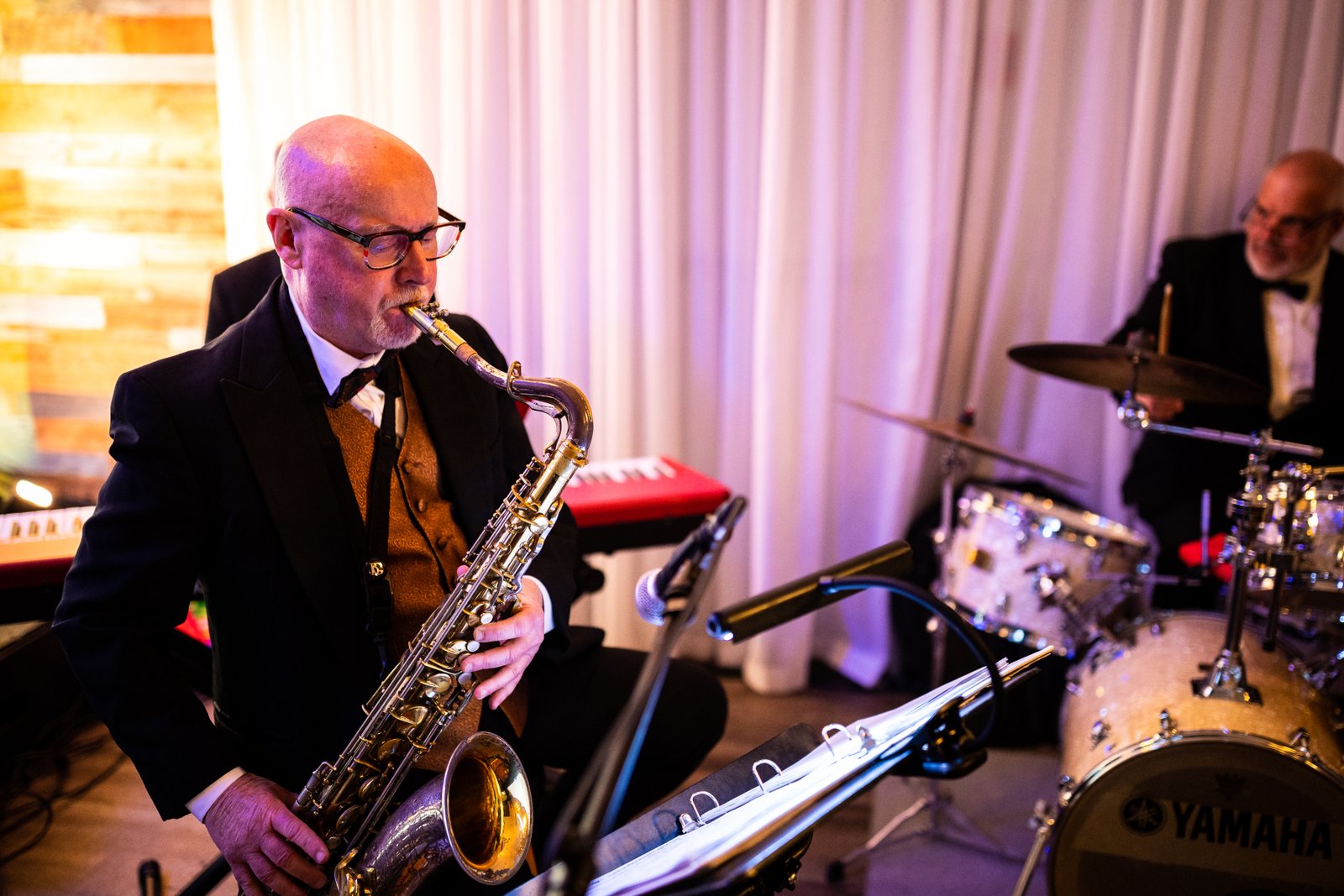Performance Jazz Anecdotes — silhouette musiciens sur scène